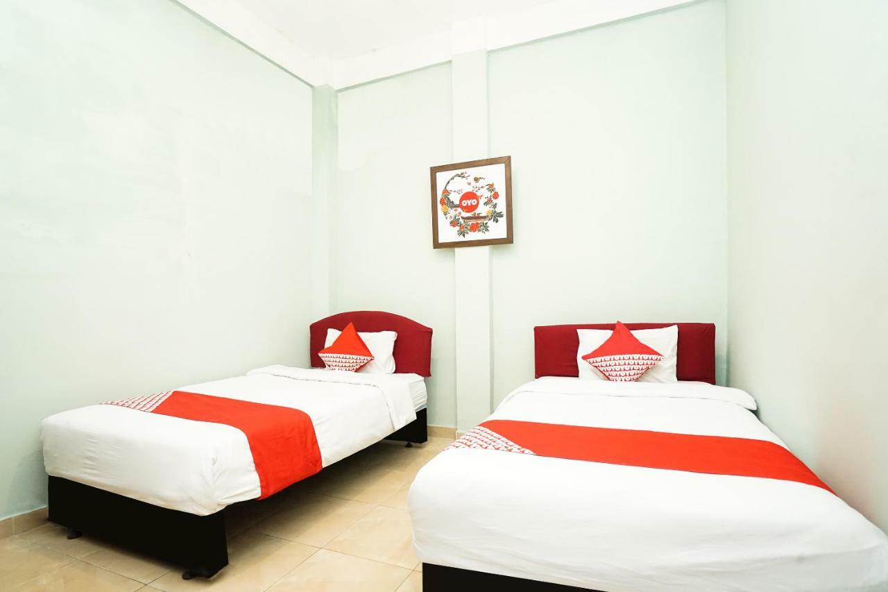 Kartika Syariah Homestay By Stayku سورابايا المظهر الخارجي الصورة